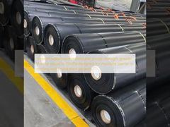 غشاء أملس مقاوم للماء بقوة شد تساوي أو تزيد عن 15 ميجا باسكال مصمم كحاجز للرطوبة في مشاريع التسقيف والأساسات.