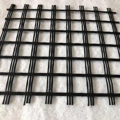 الشبكة الجيولوجية للفايبر الزجاجية ذات الشكل الثنائي المحوري طول 50m-100m حجم الشبكة 25mm X 25mm لفصل التربة وتعزيزها
