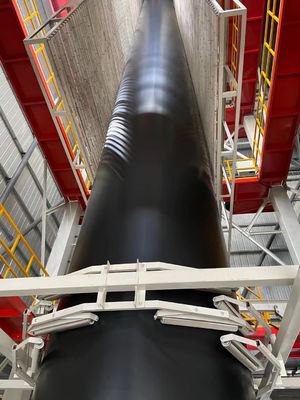 غشاء أرضي من البولي إيثيلين عالي الكثافة ذو سطح أملس بعرض 1 إلى 12 مترًا مصمم لبطانات الخزانات ومشاريع الحماية البيئية