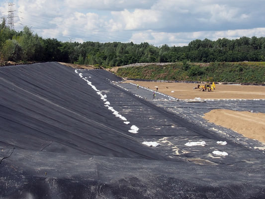 غشاء أملس مقاوم للماء بقوة شد تساوي أو تزيد عن 15 ميجا باسكال مصمم كحاجز للرطوبة في مشاريع التسقيف والأساسات.