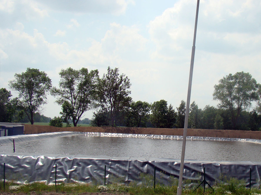 غشاء أرضي HDPE ذو قوة شد عالية ≥15MPa قوة المسيل للدموع ≥25KN / م