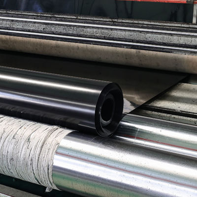 غشاء أملس مقاوم للماء بقوة شد تساوي أو تزيد عن 15 ميجا باسكال مصمم كحاجز للرطوبة في مشاريع التسقيف والأساسات.