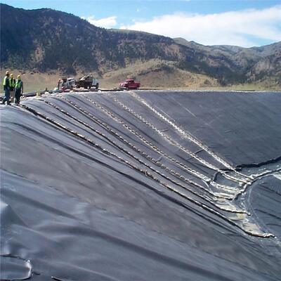 بطانة جيوممبرين HDPE ملساء مقاومة للأشعة فوق البنفسجية بسماكة 1.5 مم لخزانات الري الزراعي