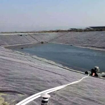 بطانة جيوممبرين HDPE ملساء مقاومة للأشعة فوق البنفسجية بسماكة 1.5 مم لخزانات الري الزراعي