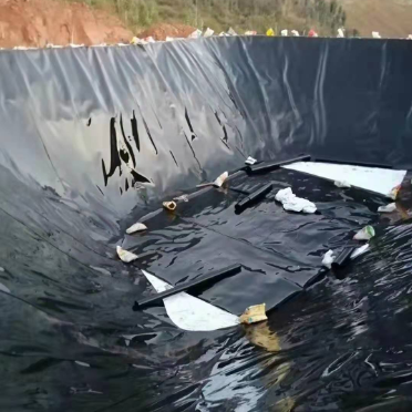 بطانة غشاء أرضي HDPE مقاومة للثقب لحاجز متين مانع للتسرب في التطبيقات الزراعية والصناعية