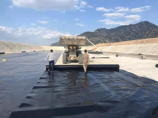 بطانة غشاء أرضي HDPE سوداء محمية من الأشعة فوق البنفسجية لبناء البحيرة الاصطناعية