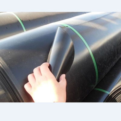 محتوى الكربون الأسود 2.0-3.0 في المئة HDPE Geomembrane Liner سمك 0.1-3.0mm مقاومة الثقب 20N مناسب للتطبيقات الصناعية