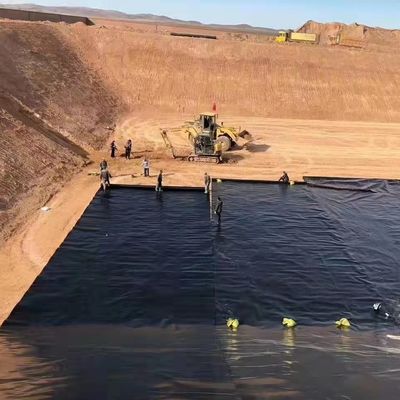 محتوى الكربون الأسود 2.0-3.0 في المئة HDPE Geomembrane Liner سمك 0.1-3.0mm مقاومة الثقب 20N مناسب للتطبيقات الصناعية