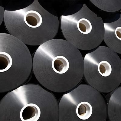 طول 50 إلى 100 مترًا من غشاء أرضي من البولي إيثيلين عالي الكثافة يوفر قوة شد تزيد عن 15 ميجا باسكال ومحتوى أسود كربون يتراوح من 2.0 إلى 3.0 بالمائة