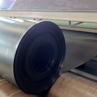 طول 50 إلى 100 مترًا من غشاء أرضي من البولي إيثيلين عالي الكثافة يوفر قوة شد تزيد عن 15 ميجا باسكال ومحتوى أسود كربون يتراوح من 2.0 إلى 3.0 بالمائة