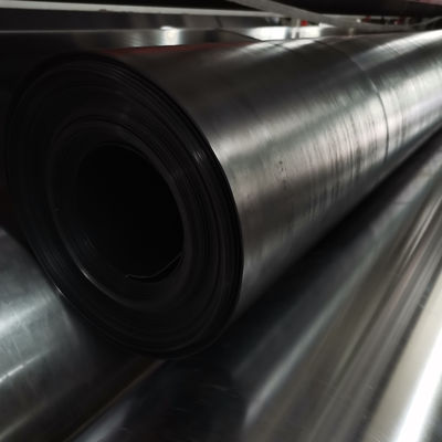 مقاومة الثقب 20 نيوتن بطانة غشاء أرضي من البولي إيثيلين عالي الكثافة توفر استطالة عند الكسر بنسبة 700 بالمئة وقوة تمزق 25 كيلو نيوتن لكل متر